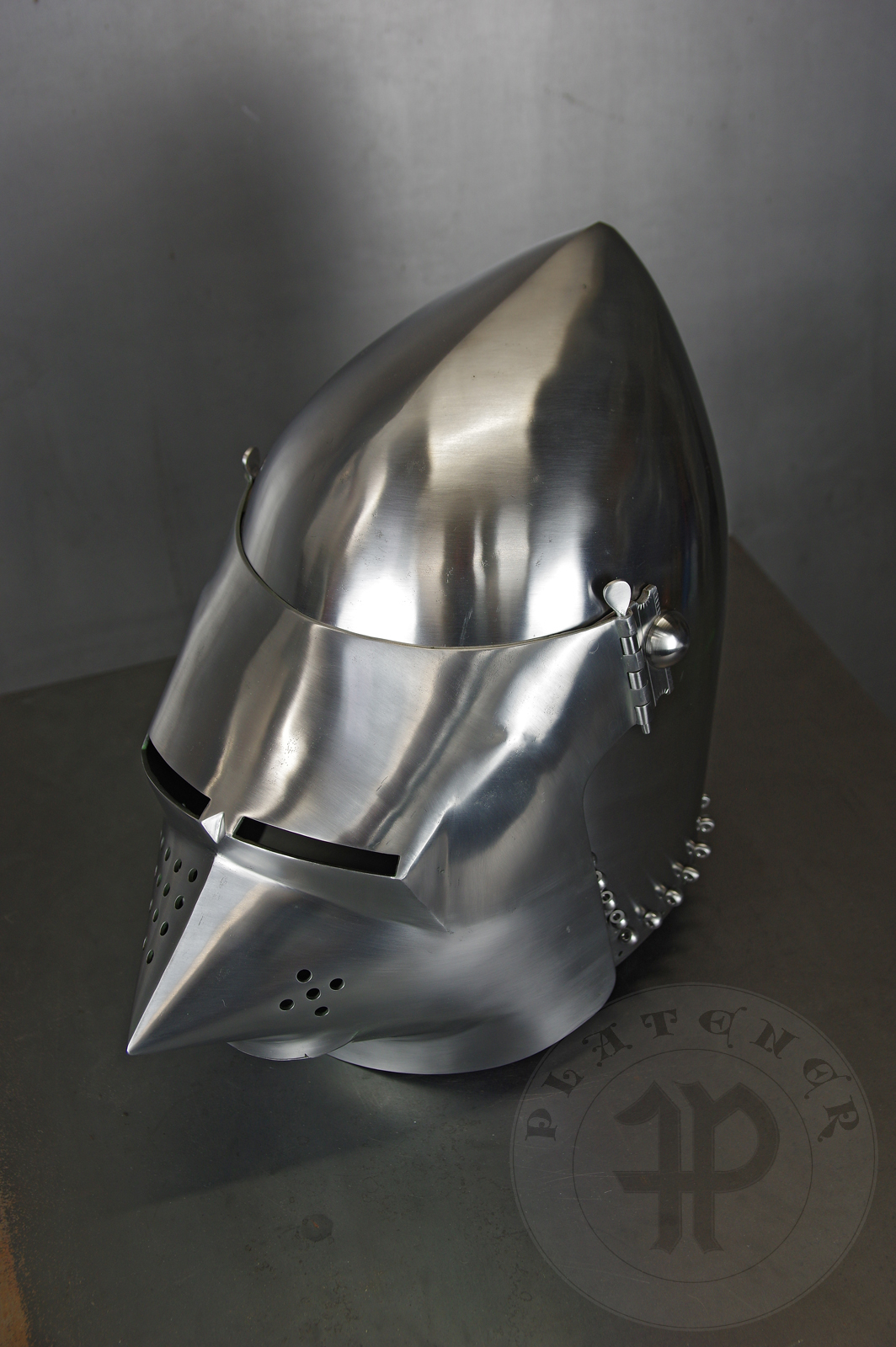 Helmet inspired by the Lyle bascinet from Royal Armouries in Leeds, formerly part of Churburg armoury. Material: 2 mm steel with 0,3 % carbon. Heat treatment: hardened and tempered up to 34 HRC. Weight 4,220 kg / Przybica starszego typu tzw. psi pysk wzorowana na oryginale z Royal Armouries w Leeds, poprzednio cz zbrojowni w Churburgu. Materia: stal 2 mm o zawartoci wgla 0,3%. Hartowany i odpuszczany do 34 HRC. Waga 4,220 kg.